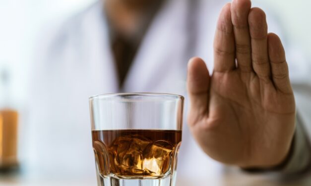 Rak piersi a&nbsp;alkohol. WHO alarmuje w&nbsp;różowym październiku